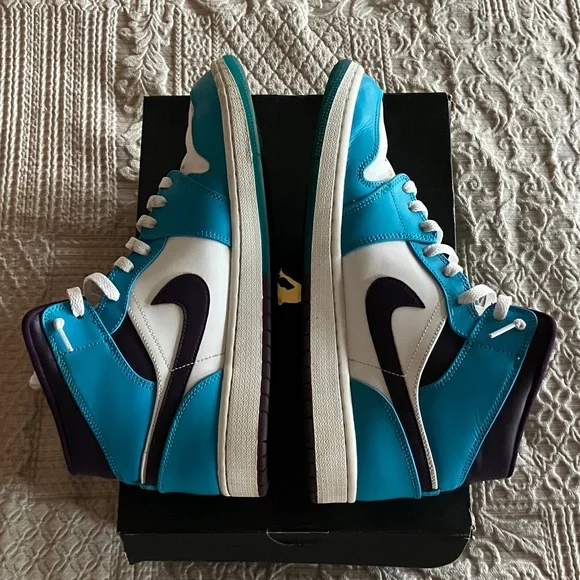 Air Jordan 1 Mid “Hornets”